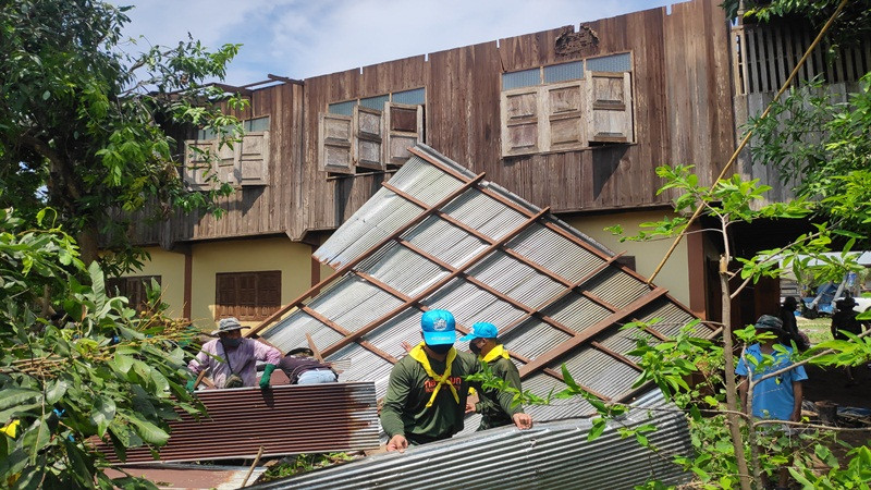 น่าน-ทหารเร่งเข้าช่วยซ่อมแซมบ้านประชาชน ถูกพายุถล่มพัง