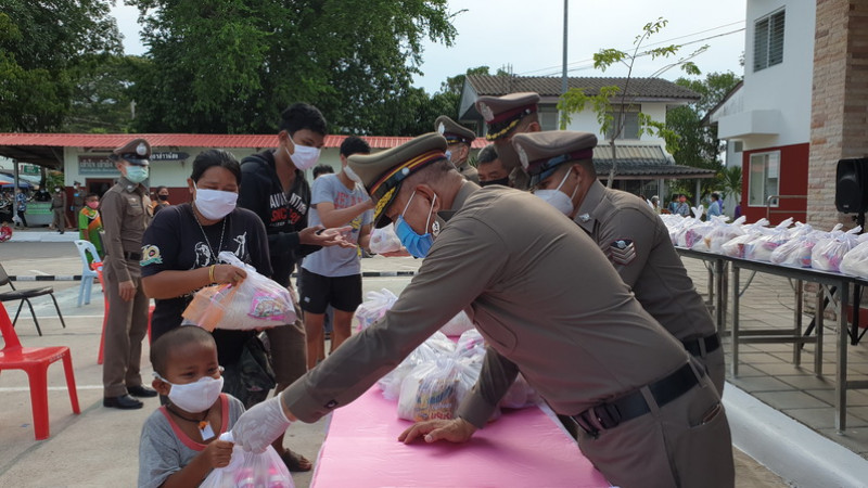 ตร.ห่วงใยปชช.! ผู้การประจวบฯนำความห่วงใยผบ.ตร.ส่งถึงชาวบ้านที่ได้รับผลกระทบโควิด-19