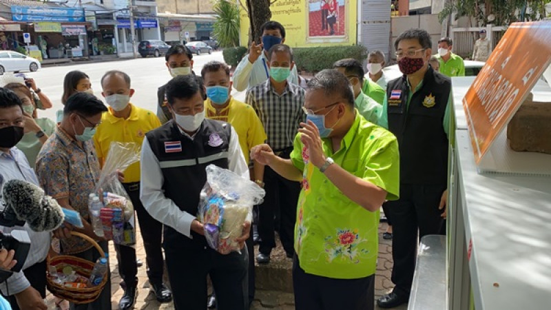 "ผู้ว่าฯ สุราษฎร์ธานี" ตระเวนเติมตู้ปันสุขให้ชาวบ้าน มาหยิบนำไปใช้