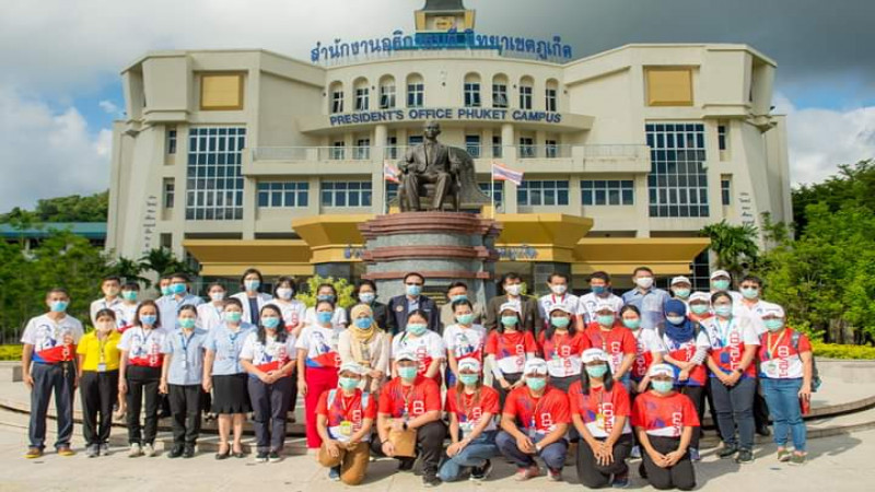 "ชาวภูเก็ต" ร่วมส่งนักรบชุดขาว ขอบคุณความเสียสละดูเเลผู้ป่วยโควิด-19 เป็นเวลา 1 เดือนเต็ม