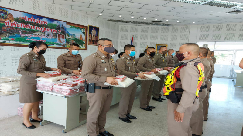 ผกก.สภ.เมืองกาญจนบุรี พร้อมภริยา มอบข้าวสารอาหารแห้งกว่า 250 ชุด ให้กับข้าราชการตำรวจในสังกัด
