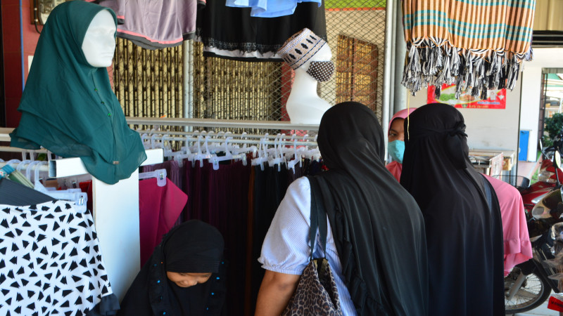 "พี่น้องมุสลิม" แห่เลือกซื้อเสื้อผ้าเมืองเบตง อย่างคึกคัก! ต้อนรับเทศกาลฮารีรายอ อีฎิ้ลฟิตริ
