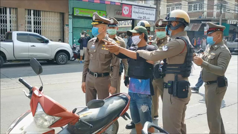 คุมตัวหนุ่มวิ่งราวทองทำแผน ผู้การอุดรฯห่วงคนตกงานช่วงโควิด-ก่อเหตุมากขึ้น