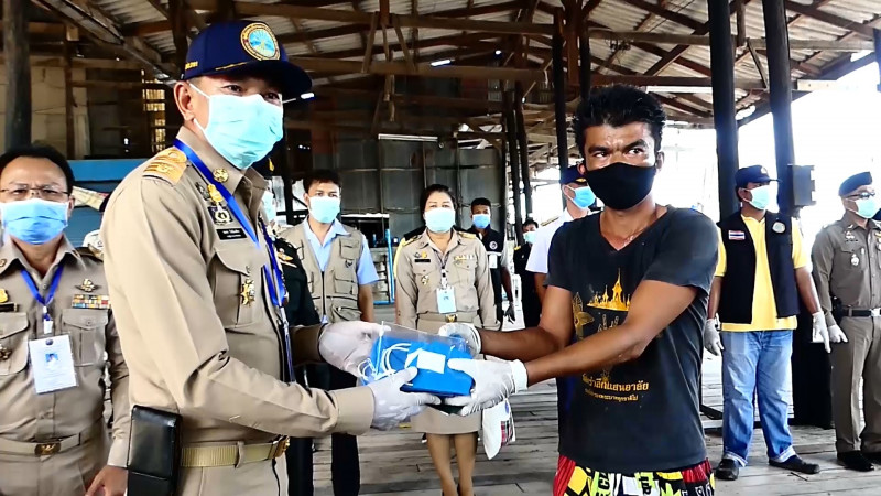 "รองผู้ว่าฯชุมพร" ลงพื้นที่ปฏิบัติการตรวจคัดกรองเรือประมง ป้องกันการแพร่ระบาดของโควิด-19