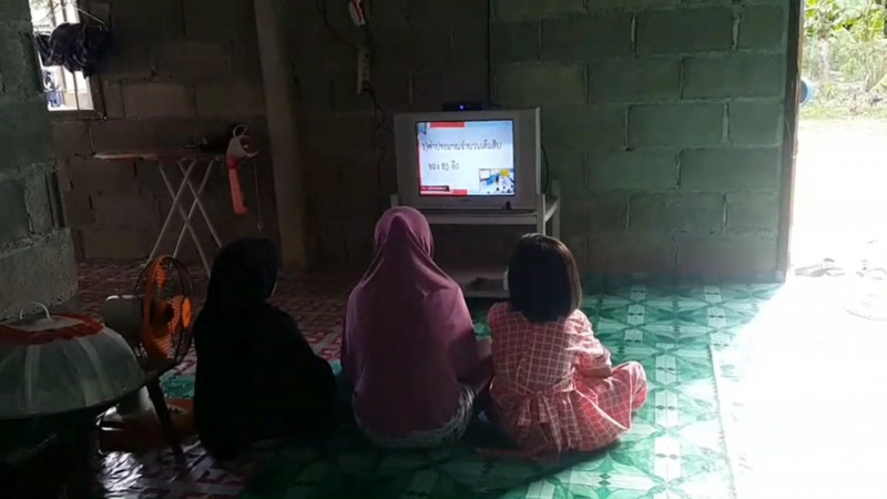 ผู้ใจดีมอบ "ทีวี" ให้กับเด็กนักเรียนบ้านลิกี หลังใช้มือถือแปะผนังเรียนทางไกล