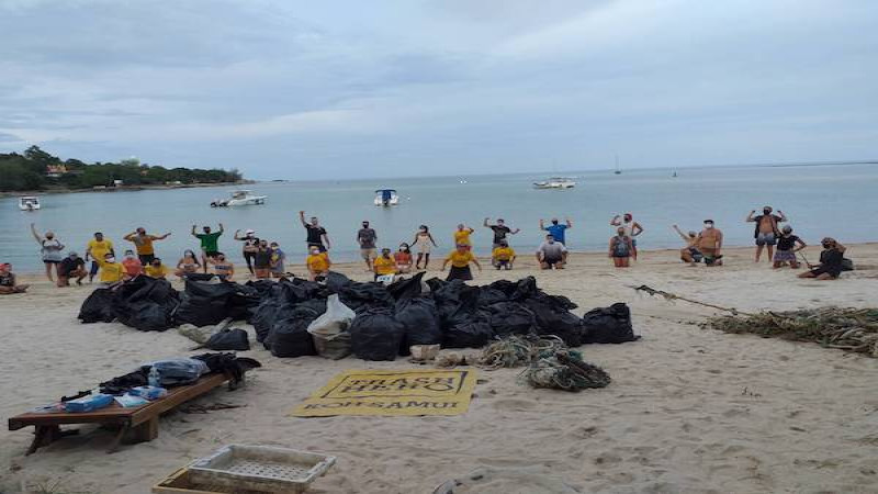 "กลุ่มอาสามัครแทรชฮีโร่สมุย" ร่วมกันเก็บขยะบนชายหาด พบขยะที่ย่อยสลายยากเกือบ 2 ตัน