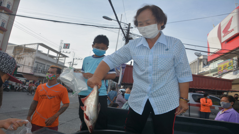 "ร้าน ป.รุ่งโรจน์ล้างอัดฉีดรถยนต์" สิงห์บุรี แจกปลาสวาย 100 ตัว