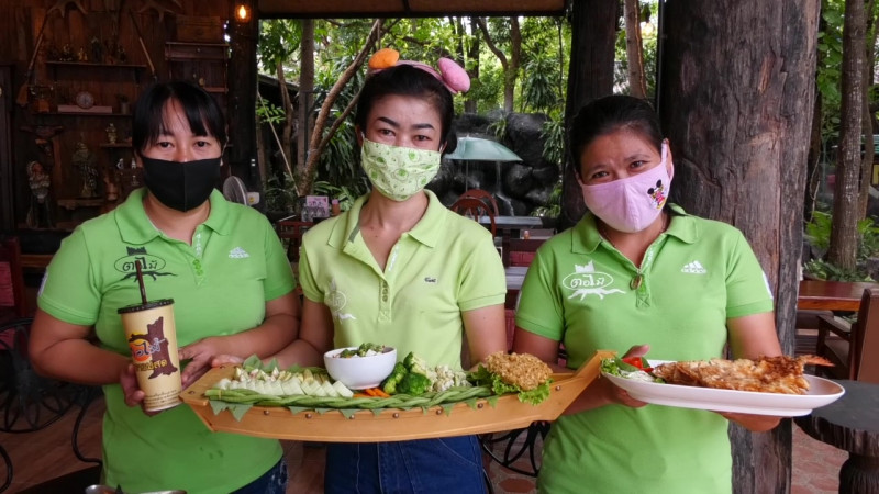 ปักหมุดเลย!! "ร้านอาหารตอไม้" สไตล์ธรรมชาติ บรรยากาศดี อาหารเด็ดชิมปลาจากเขื่อนลำตะคอง