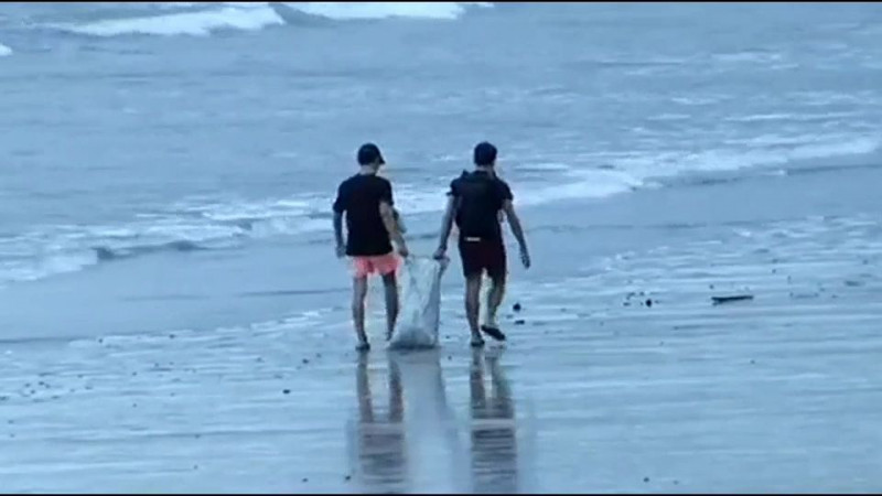 ชื่นชม!! "2 นักท่องเที่ยวต่างชาติ" เดินหิ้วกระสอบ เก็บขยะตามชายหาดอ่าวนาง จ.กระบี่
