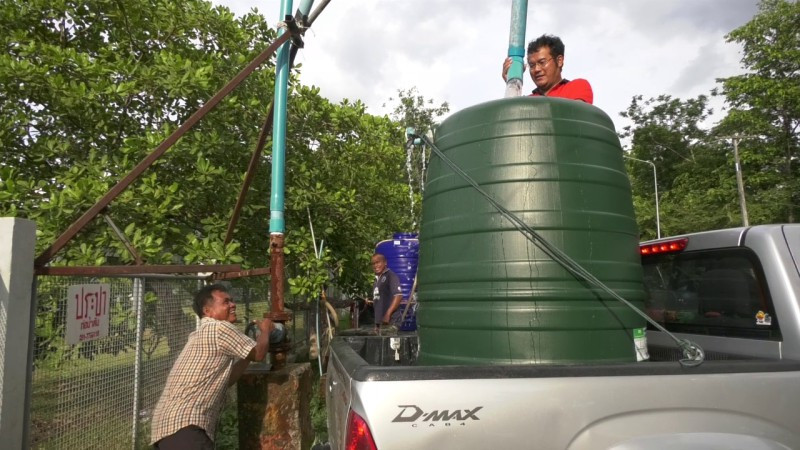 "บุรีรัมย์" ภัยแล้งวิกฤติหนัก!! ชาวบ้านลงทุนซื้อถังน้ำ 1,000-2,000 ลิตร เพื่อไปขอรับน้ำที่ชลประทานมาสำรองไว้ใช้