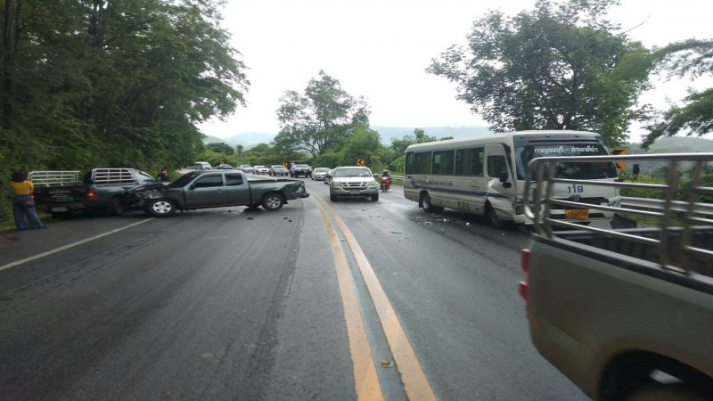 ฝนตกถนนลื่น!! รถยนต์ชนกันระนาว บริเวณโค้งพุตะเคียน