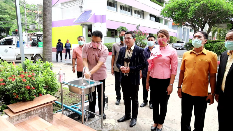 "ผู้ว่าฯอุดรธานี" นำคณะ ตรวจติดตามสถานศึกษา เตรียมความพร้อมการเปิดเรียนในวันที่ 1 ก.ค. นี้