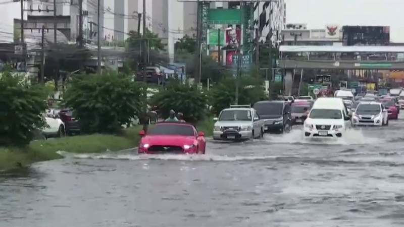 ฝนถล่ม "ตัวเมืองชลบุรี" ระบายน้ำไม่ทัน น้ำท่วมขังหลายจุด