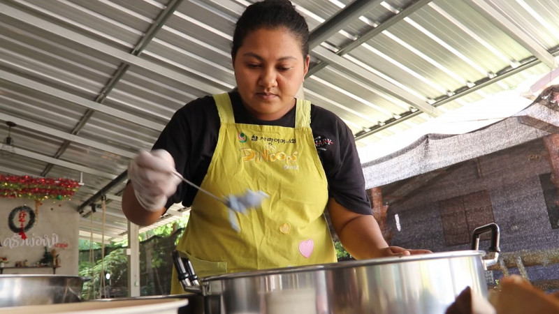 "สาวชุมพร"  ใช้เวลาว่างจากการทำงาน ศึกษาทำขนมจากยูทูป เปลี่ยนขนมเข่งโบราณ เป็นขนมของคนรุ่นใหม่