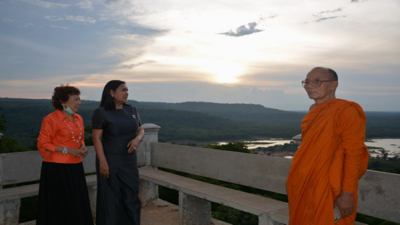 นทท. แห่สูดอากาศบริสุทธ์ ที่จุดชมวิวผาพญากูปรีชายแดนไทย-เขมร