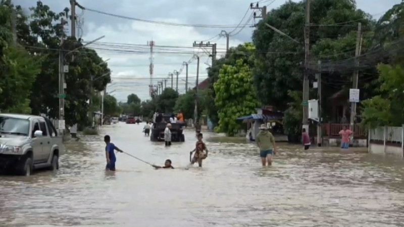 "ระยอง" อ่วม!! ฝนตกหนักต่อเนื่อง ฝายบ้านพันเสด็จแตก น้ำทะลักท่วมบ้านเรือนฉับพลัน