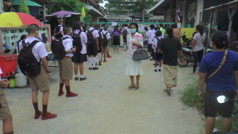 "โรงเรียนในอำเภอเกาะสมุย" เปิดเทอมวันแรก คุมเข้มมาตรการป้องกันโควิด-19 ก่อนเข้ารั้ว