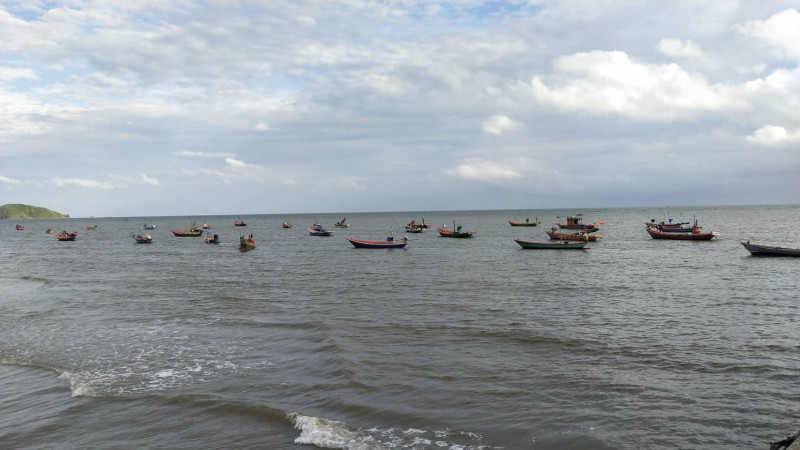 "ชาวประมงพื้นบ้าน" 4 อำเภอ เมืองจันทบุรี ที่ติดชายทะเลงดออกเรือหาปลา หลังคลื่นลมแรง