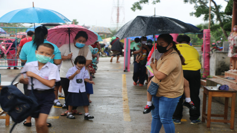 "โรงเรียนอนุบาลสังขละบุรี"  เปิดเทอมวันแรก คุมเข้ามาตรการป้องกันโรคโควิด-19  ท่ามกลางสายฝน