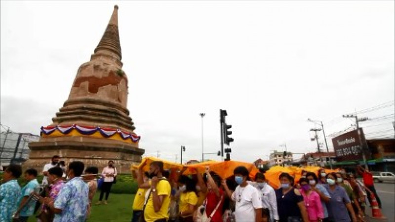 "ชาวอยุธยา" ร่วมห่มผ้าเจดีย์วัดสามปลื้ม ( เจดีย์นักเลง ) วงเวียนกลางถนนโรจนะ หลังปลดล็อคโควิด-19