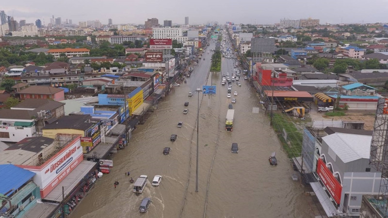 พัทยาฝนตกกระหน่ำ 1 ชม. ทำถนนหลายสายถูกน้ำท่วม สูงกว่า 1 เมตร (มีคลิป)