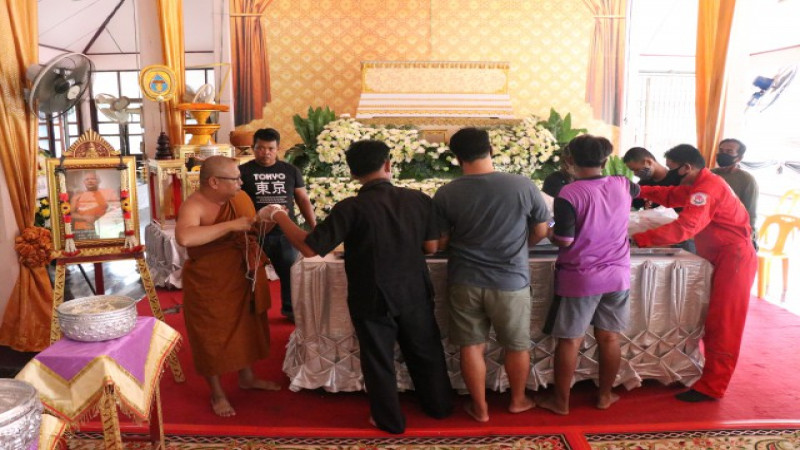 สุดอาลัยร่วม รับร่าง"พระรุ่งโรจน์"หลังถูกรถชนขณะบิณฑบาตตกคูน้ำ มรณภาพ