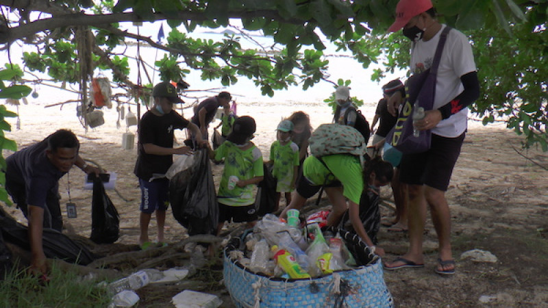 "เด็กนักเรียนนานาชาติ" ลงเก็บขยะบนชายหาดเกาะสมุย พบขยะถูกทิ้งเกลื่อน