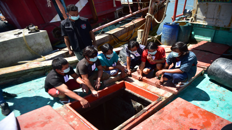 ตร.น้ำนราฯ จับเรือเวียดนามประมงเถื่อน พร้อมลูกเรือ 6 คน