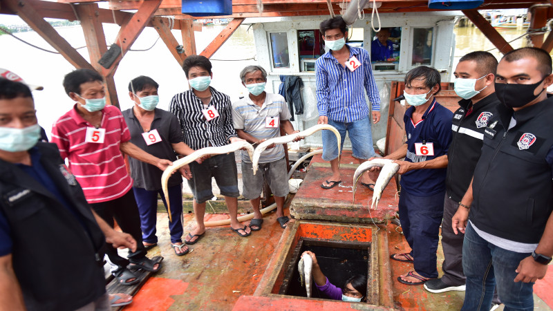 จนท.คุมเข้ม ! คัดกรอง "9 ลูกเรือประมงเวียดนาม" หวั่นนำเชื้อโควิด-19 เข้าไทย