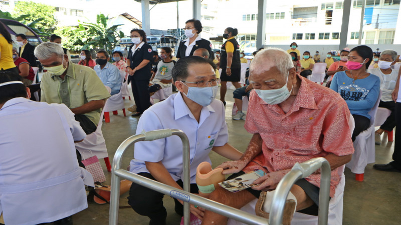 ผู้ว่าฯ ชุมพร รับมอบแขน-ขาเทียม โครงการพัฒนาศักยภาพคนพิการ เฉลิมพระเกียรติ ในหลวง ร.10