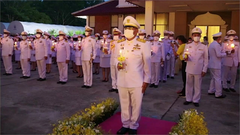 "ผู้ว่าฯพะเยา" นำข้าราชการ - ประชาชน จุดเทียนถวายพระพรชัยมงคลพระบาทสมเด็จพระเจ้าอยู่หัว