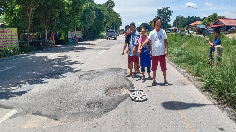 ชาวโคราชสุดทน ! "รถบรรทุก" วิ่งบนถนนพังเป็นหลุมขรุขระ ทำรถยางแตกนับสิบคัน