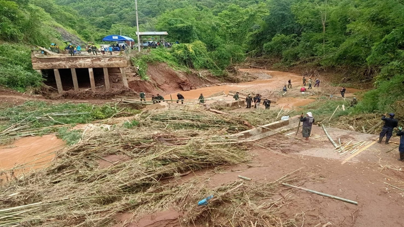 เร่งสร้าง "สะพานไม้ไผ่" สัญจรชั่วคราว หลังถูกน้ำป่าซัดพังเสียหาย ชาวบ้านถูกตัดขาดโลกภายนอก