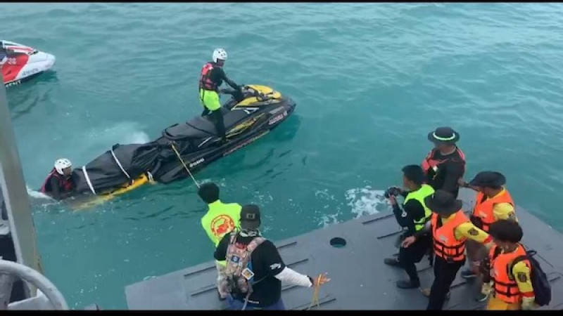 "นักประดาน้ำ" ใช้เครื่องตัดถ่างนำร่างผู้เสียชีวิตในห้องน้ำบนเรือใต้ทะเลขึ้นมาแล้ว