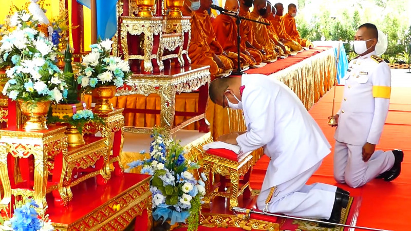 มทบ.44 จัดพิธีทำบุญตักบาตร ลงนามถวายพระพร สมเด็จพระพันปีหลวง