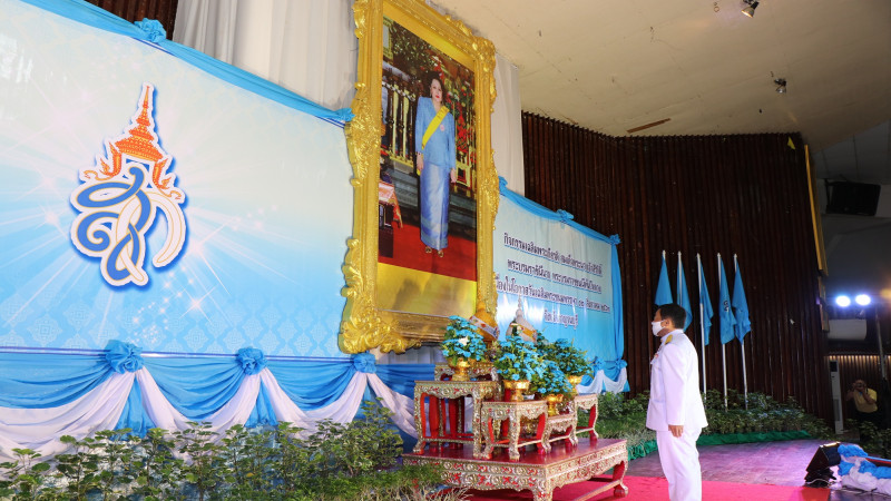 พ่อเมืองกาญจนบุรี นำทุกภาคส่วนร่วมทำบุญตักบาตร ร่วมลงนามถวายพระพร"สมเด็จพระพันปีหลวง"