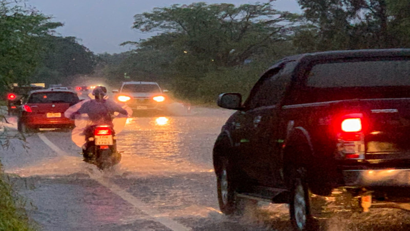 ฝนถล่ม "หนองเสม็ด" น้ำท่วมหลายพื้นที่ กลายเป็นทะเลบก