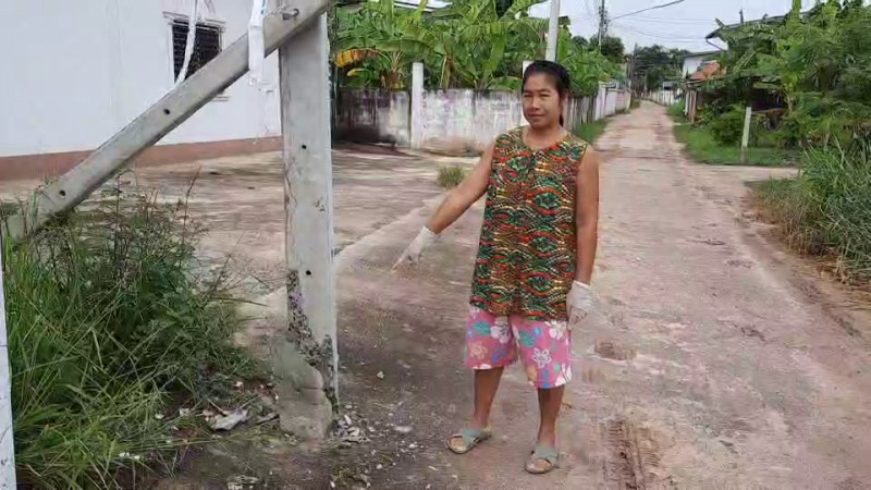 ชาวสูงเนินร้อง "เสาไฟฟ้า" ในชุมชนญาติเจริญ โดนรถขนดินถอยชนจนร้าว หวั่นโค่นล้มทับบ้านเรือน - ปชช. วอนหน่วยงานเร่งตรวจสอบ