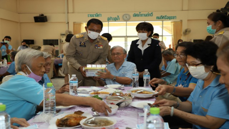 "กรุงเก่า" จัดกิจกรรมโครงการน้ำพระทัยพระราชทานเลี้ยงอาหารกลางวัน และมอบของขวัญให้แก่ผู้สูงอายุวาสนะเวศม์