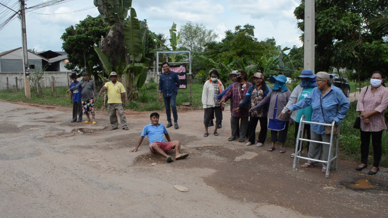 ชาวสุรนารีสุดทน ! ถนนพังเป็นถนนอุกกาบาต เกิดอุบัติเหตุรถตกข้างทางเกือบทุกวัน 