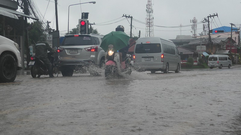 พายุ "ฮีโกส" ถล่มเมืองน่าน  ทำฝนตกตลอดทั้งคืน น้ำท่วมขังในหลายพื้นที่ เกิดดินภูเขาสไลด์