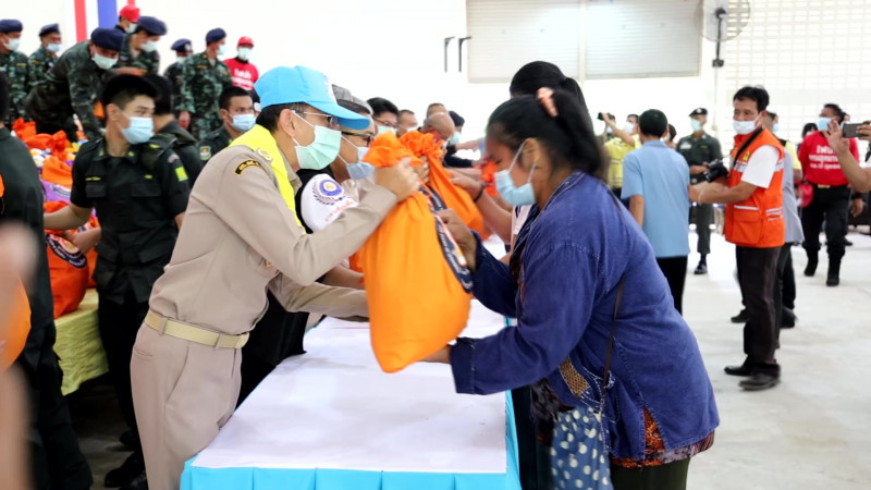 "รองผู้ว่าฯอุดรธานี" มอบถุงยังชีพพระราชทานมูลนิธิอาสาเพื่อนพึ่ง (ภาฯ) ยามยาก สภากาชาดไทย ช่วยเหลือผู้ประสบอุทกภัย