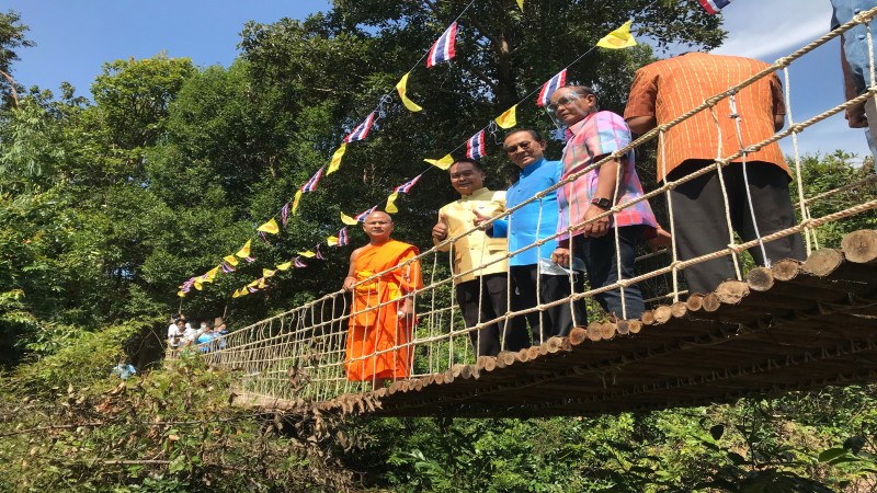 ผวจ.ศรีสะเกษ เยี่ยมชม "สะพานแขวน" เพิ่งสร้างใหม่ท่ามกลางธรรมชาติ