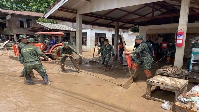 น่าน" น้ำลดลงเกือบกลับสู่ภาวะปกติ ทหารยังช่วยเหลือชาวบ้านอย่างต่อเนื่อง เร่งฟื้นฟูพื้นที่น้ำท่วม