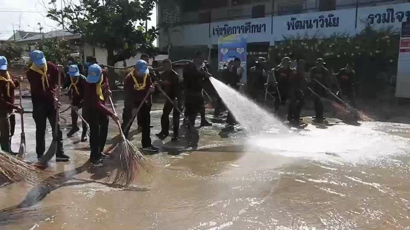 "จิตอาสา" ระดมกำลัง เร่งทำความสะอาดภายในโรงเรียนประชาอุทิศ เพื่อให้การมาเปิดเรียนได้ตามปกติ หลังถูกน้ำท่วม