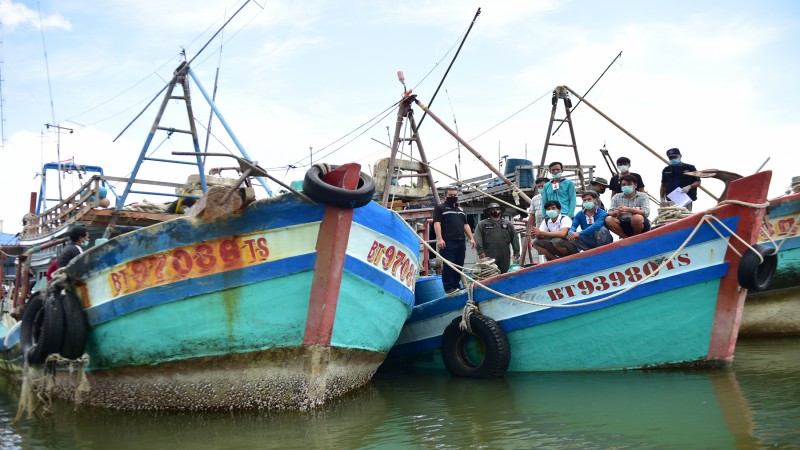 เปิดยุทธการจับกุม "เรือประมง" ผิดกฎหมายในทะเล พบเรือเวียดนาม 2 ลำ พร้อมลูกเรือ 11 คน