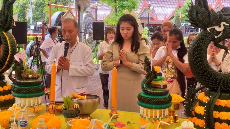 สาวอุดรดวงเฮง 12 ล้าน แก้บน "ปู่ศรีสุทโธ" ชุดใหญ่ คอหวยแห่ส่องขันน้ำมนต์คับคั่ง