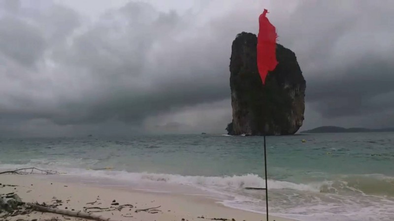 อช.หาดนพรัตน์ธารา-หมู่เกาะพีพี ปักธงแดง ห้ามเรือนักท่องเที่ยวเข้าจุดเสี่ยงคลื่นลมแรง (ชมคลิป)