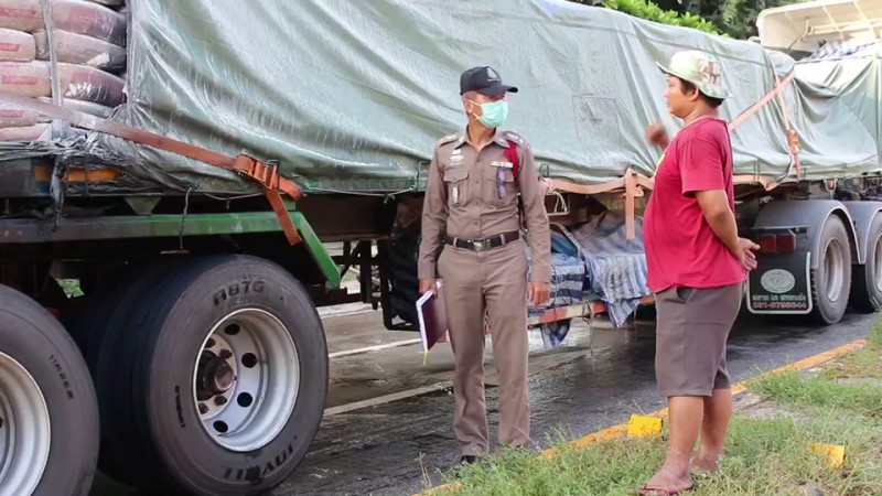 วินาทีระทึก ! "สิบล้อขนปูน" ยางระเบิด - ไฟลุกท่วม โชคดีเจ้าหน้าที่ดับเพลิงได้ทันควัน