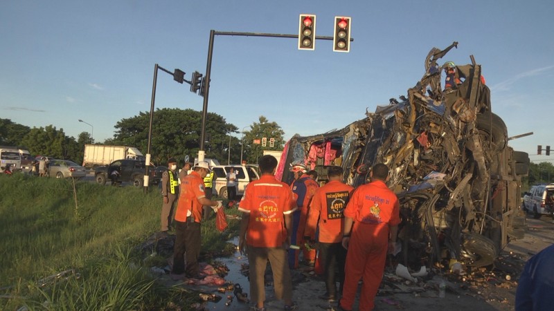 "รถบัสนำเที่ยว" พุ่งชนรถบรรทุกพ่วงมันสำปะหลัง เสียชีวิต 7 ราย บาดเจ็บระนาว